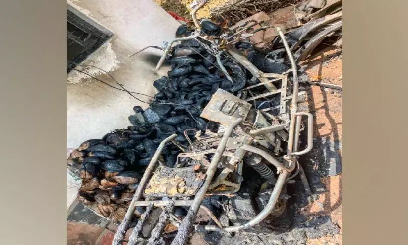 വൈദ്യുത സ്കൂട്ടര്‍ ചാര്‍ജിങ്ങിനിടെ പൊട്ടിത്തെറിച്ചു