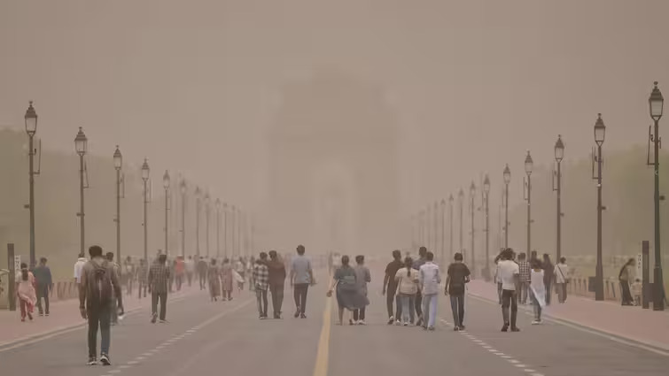 ഡൽഹിയിൽ വീശിയടിച്ച് പൊടിക്കാറ്റ് വിമാനങ്ങൾ വൈകി; നിരവധി യാത്രക്കാർ എയർപോർട്ടിൽ കുടുങ്ങി