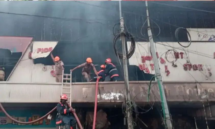 പെരിന്തല്മണ്ണയില് തീപ്പിടുത്തത്തില് ബുക്ക് ഹൗസ് കത്തിനശിച്ചു