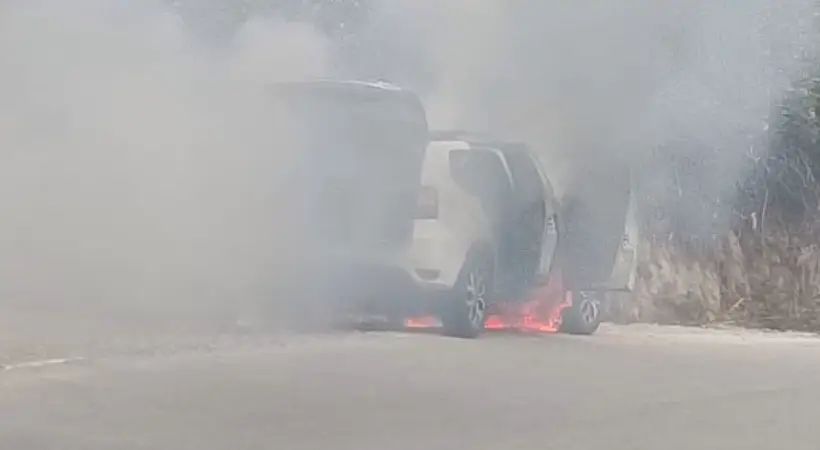 ഇടുക്കിയിൽ ഓടിക്കൊണ്ടിരുന്ന വാഹനത്തിന് തീപിടിച്ചു