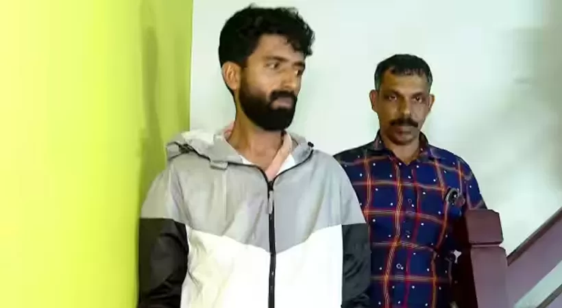 വീടിന്റെ ടെറസില്‍ കഞ്ചാവ് കൃഷി; അക്കൗണ്ട് ജനറൽ ഓഫീസ് ഉദ്യോഗസ്ഥന്‍ പിടിയില്‍