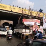 ഫ്ലെക്സ് ബോർഡ്‌ കാറിന് മുകളിലേക്ക് വീണ് അപകടം; നാല് പേർക്ക് പരുക്ക്