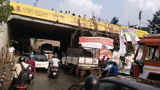 ഫ്ലെക്സ് ബോർഡ്‌ കാറിന് മുകളിലേക്ക് വീണ് അപകടം; നാല് പേർക്ക് പരുക്ക്