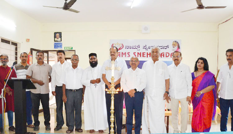 വയോജന കേന്ദ്രത്തിലെ അന്തേവാസികൾക്ക് കട്ടിൽ വിതരണം ചെയ്തു