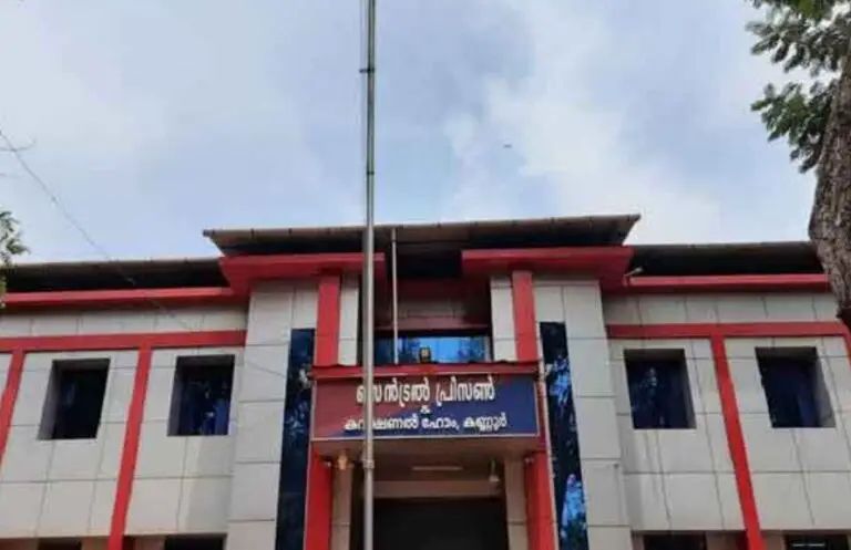 കണ്ണൂര്‍ സെൻട്രല്‍ ജയിലില്‍ തടവുകാരില്‍ നിന്ന് ഫോണുകളും ഇലക്‌ട്രോണിക് ഉപകരണങ്ങളും പിടികൂടി