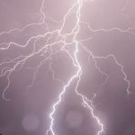 വീട്ടിലേക്ക് കയറാൻ കാറിൽ നിന്നിറങ്ങവേ മിന്നലേറ്റ് സ്‌ത്രീ മരിച്ചു