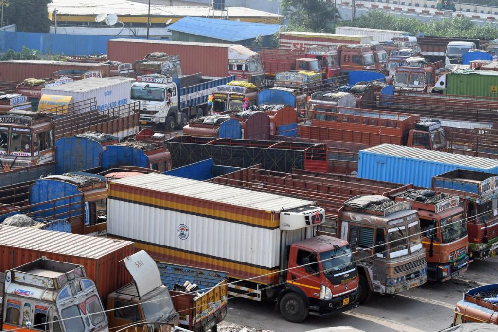 കർണാടകയിൽ ലോറി ഉടമകളുടെ അനിശ്ചിതകാല പണിമുടക്ക് പിൻവലിച്ചു