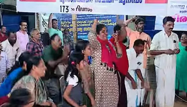 വഖഫ് ഭേദഗതി; ബിൽ പാസാക്കിയതിനു പിന്നാലെ മുനമ്പത്ത് ആഹ്ളാദ പ്രകടനം