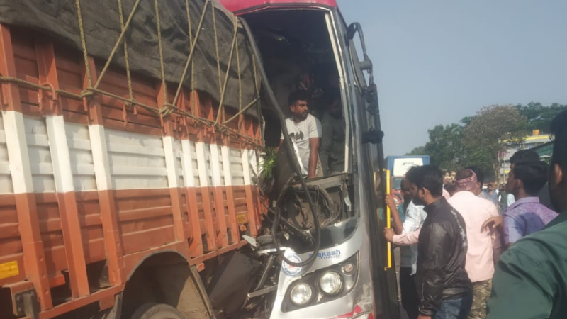 നിർത്തിയിട്ടിരുന്ന ട്രക്കിൽ കെഎസ്ആർടിസി ബസിടിച്ച് അപകടം; 20ലധികം പേർക്ക് പരുക്ക്
