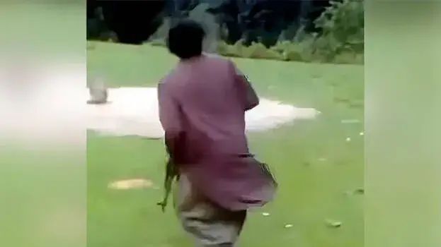 പഹല്ഗാമിലെ ആക്രമണം; തോക്കുമായി നില്ക്കുന്ന ഭീകരരില് ഒരാളുടെ ചിത്രം പുറത്ത്