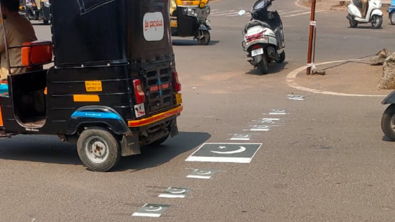 റോഡിൽ പാകിസ്ഥാന്‍ പതാകയുടെ സ്റ്റിക്കറുകൾ ഒട്ടിച്ചു: കർണാടകയിൽ ആറ് ബജ്‌റംഗ് ദൾ പ്രവർത്തകരെ പോലീസ് കസ്റ്റഡിയിലെടുത്തു