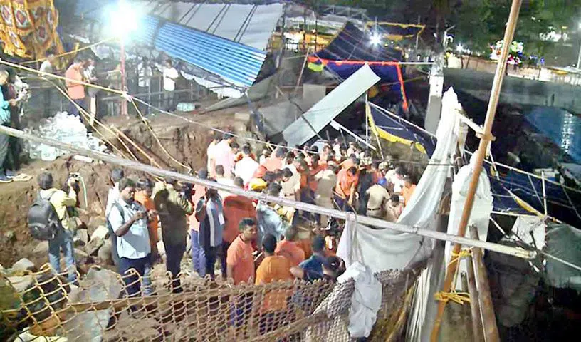 ആ​ന്ധ്രാപ്രദേശിൽ ക്ഷേത്ര മതിൽ തകർന്ന് വീണ് എട്ട് മരണം