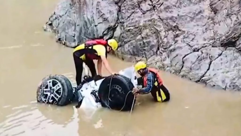 ഉത്തരാഖണ്ഡില് കാര് നദിയിലേക്ക് മറിഞ്ഞ് അപകടം; ഒരു കുടുംബത്തിലെ അഞ്ചുപേര് മരിച്ചു