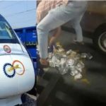 നിലത്ത് വീണ ഭക്ഷണപ്പൊതികള് വന്ദേഭാരതില് വിതരണം ചെയ്യാന് ശ്രമം; പരാതി നല്കി യാത്രക്കാര്