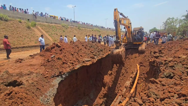 പൈപ്പ് ലൈൻ കുഴിയിലേക്ക് മണ്ണിടിഞ്ഞ് അപകടം; രണ്ടു പേർ മരിച്ചു
