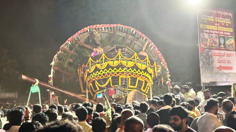 ക്ഷേത്ര ഉത്സവത്തിനിടെ രഥത്തിന്റെ മുകൾഭാഗം തകർന്നുവീണു