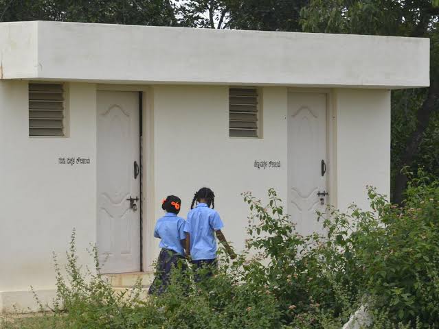 വിദ്യാർഥികളെ കൊണ്ട് ശുചിമുറി വൃത്തിയാക്കിപ്പിച്ചു; രണ്ട് അധ്യാപകർക്ക് സസ്പെൻഷൻ