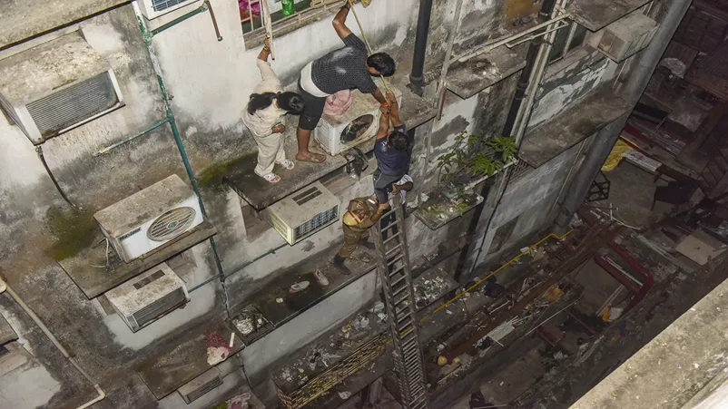 കൊൽക്കത്തയിലെ ഹോട്ടലിൽ തീപിടിത്തം; 14 പേർ കൊല്ലപ്പെട്ടു, നിരവധി പേർക്ക് പരുക്ക്