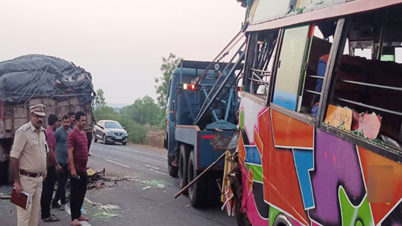 നിർത്തിയിട്ടിരുന്ന ട്രക്കിൽ വാൻ ഇടിച്ചുകയറി അപകടം; അഞ്ച് പേർക്ക് ദാരുണാന്ത്യം