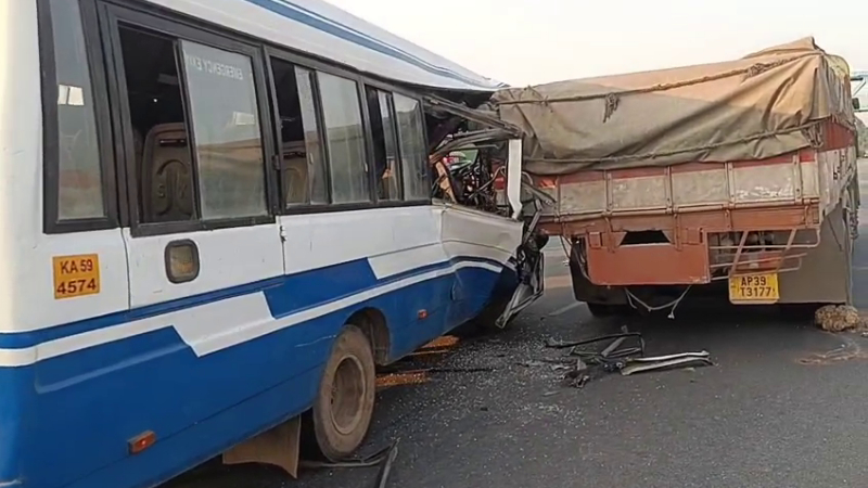 മിനി ബസ് ലോറിയിലിടിച്ച് അപകടം; 8 പേർക്ക് പരുക്ക്