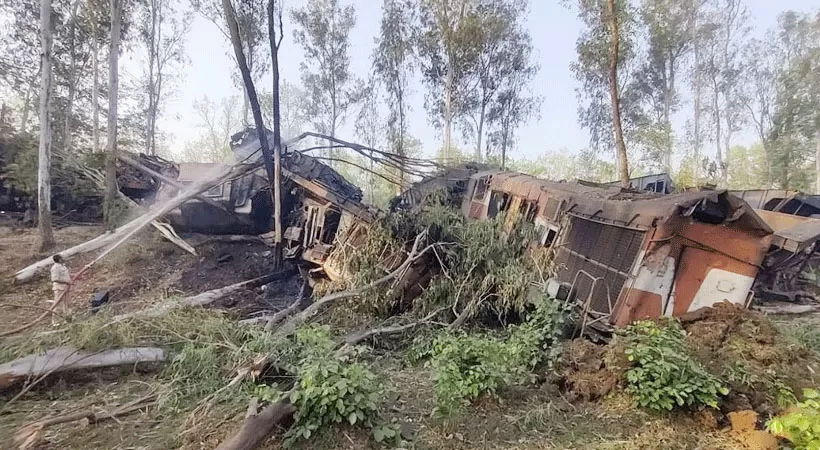 ജാർഖണ്ഡിൽ ഗുഡ്സ് ട്രെയിനുകൾ കൂട്ടിയിടിച്ച് അപകടം; രണ്ട് പേർ മരിച്ചു