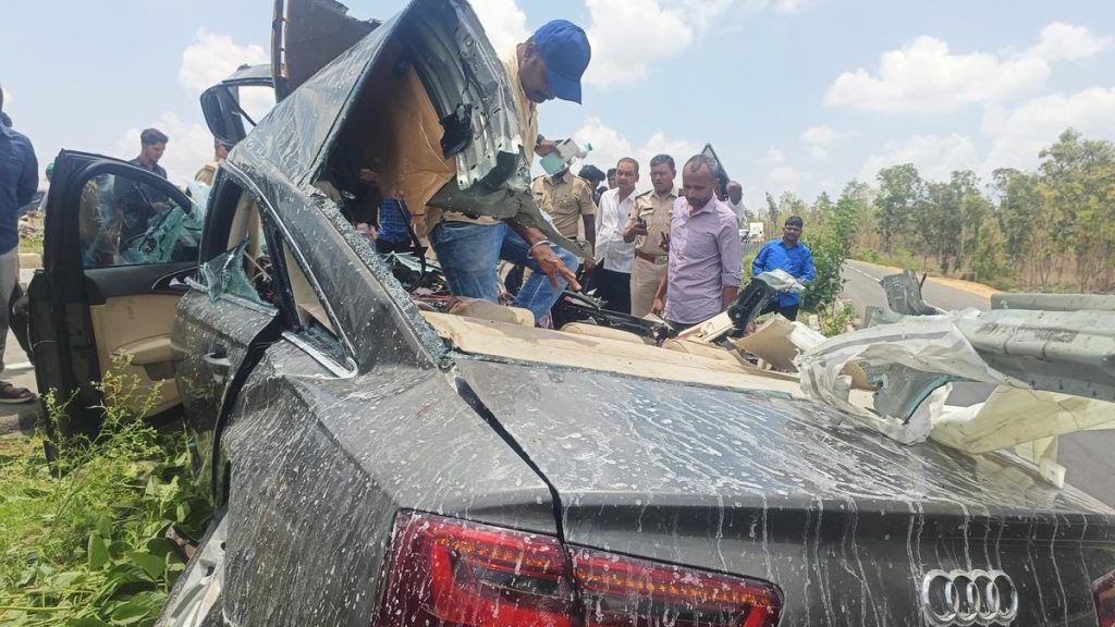 അമിതവേഗതയിലായിരുന്ന കാർ ട്രക്കിലിടിച്ച് അപകടം; ആറ് പേർ മരിച്ചു