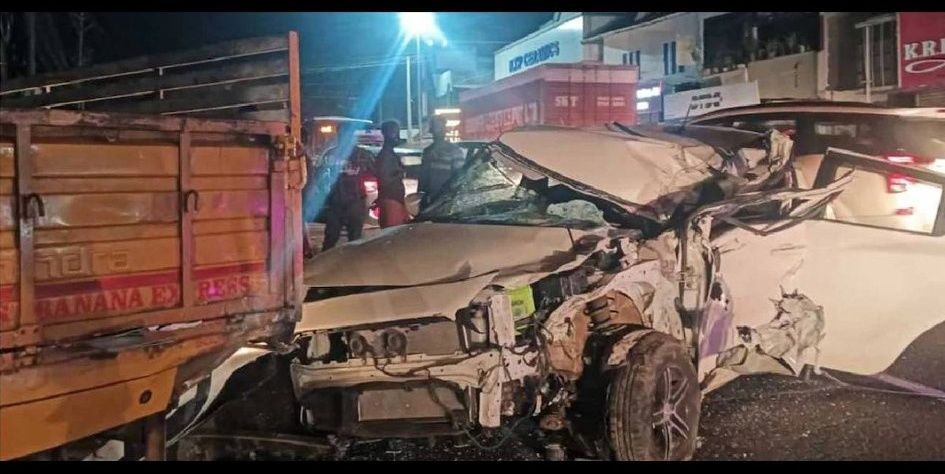 ഏറ്റുമാനൂരിൽ നിയന്ത്രണംവിട്ട കാറും പിക്കപ്പ് വാനും കുട്ടിയിടിച്ച് ഒരു മരണം, രണ്ട് പേരുടെ നില ഗുരുതരം