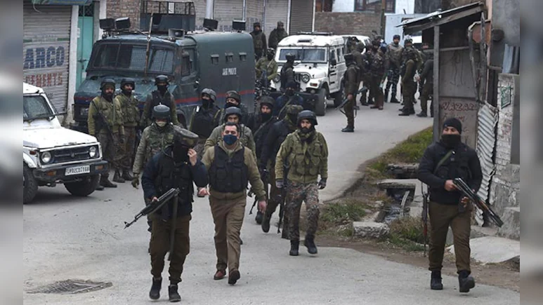 ഷോപ്പിയാനിൽ ഏറ്റുമുട്ടൽ; ലഷ്കറെ തൊയ്ബ ഭീകരനെ വധിച്ച് സൈന്യം, രണ്ട് ഭീകരർ കെണിയിലായതായി വിവരം