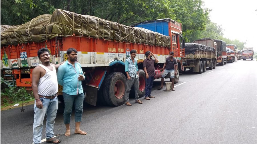 മണ്ണിടിച്ചല്‍ ഭീഷണി: കുടകില്‍ ജൂണ്‍ 6 മുതല്‍ ജൂലൈ 5 വരെ വലിയ ചരക്ക് വാഹനങ്ങള്‍ക്ക് നിരോധനം