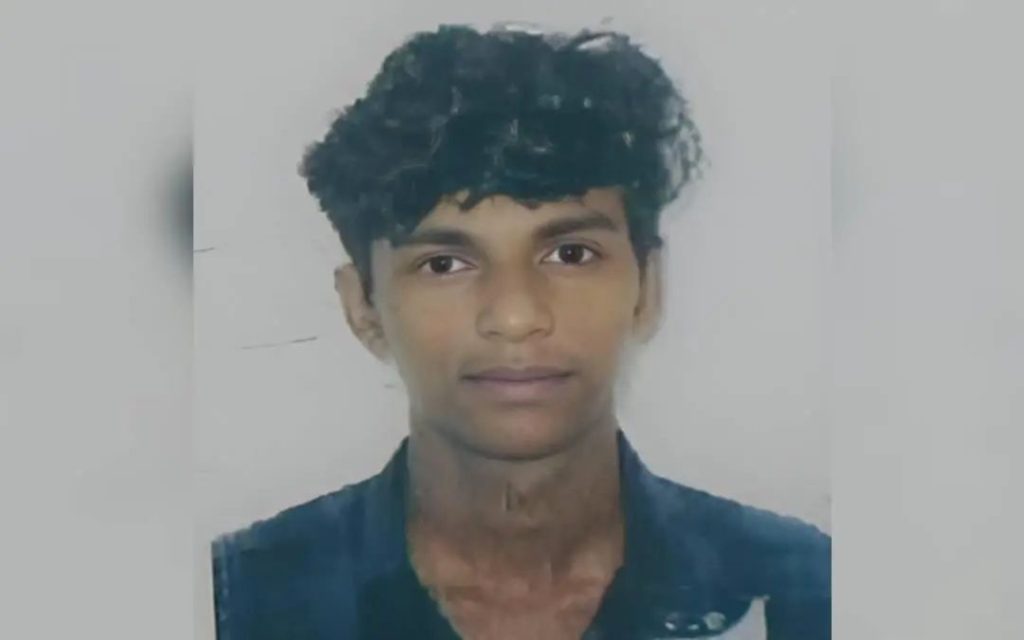 നിര്‍‌ത്തിയിട്ട ലോറിക്ക് മുകളിലേക്ക് മരം വീണ് അപകടം; ഒരു മരണം