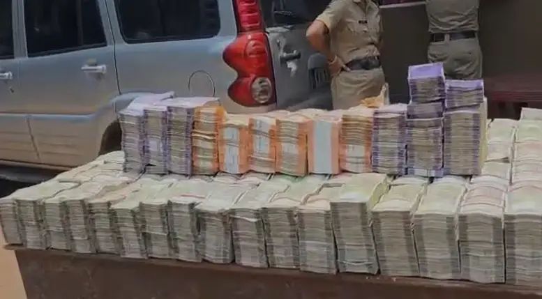 കോഴിക്കോട് രേഖകളില്ലാതെ കടത്തിയ നാലുകോടിയോളം രൂപ പിടിച്ചെടുത്തു; കര്ണാടക സ്വദേശികള് പിടിയില്