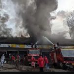 കോഴിക്കോട് തീപിടിത്തം: നിയന്ത്രണവിധേയമാകാതെ തീ; ന​ഗരത്തിൽ കനത്ത പുക, തീയണയ്ക്കാൻ ശ്രമം തുടരുന്നു