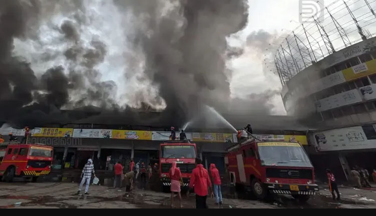 കോഴിക്കോട് തീപിടിത്തം: നിയന്ത്രണവിധേയമാകാതെ തീ; ന​ഗരത്തിൽ കനത്ത പുക, തീയണയ്ക്കാൻ ശ്രമം തുടരുന്നു