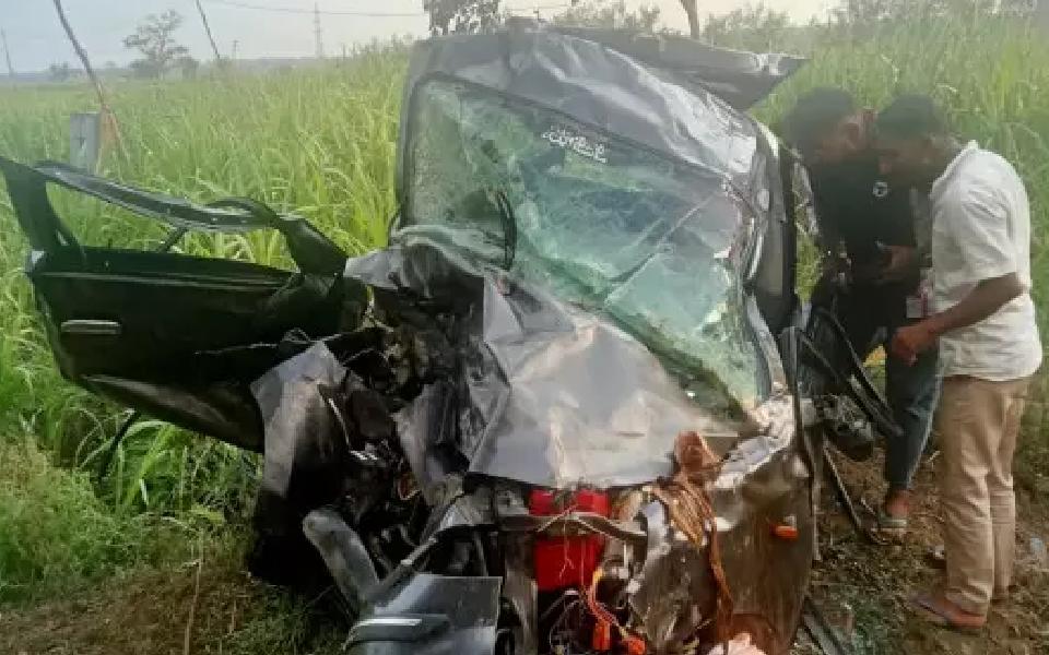 കാറുകൾ തമ്മിൽ കൂട്ടിയിടിച്ച് അപകടം; മൂന്ന് പേർ മരിച്ചു