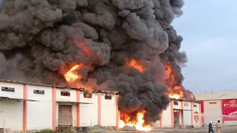 എഞ്ചിൻ ഓയിൽ വെയർഹൗസിൽ തീപ്പിടുത്തം; 30 കോടിയുടെ നാശനഷ്ടമുണ്ടായതായി റിപ്പോർട്ട്‌