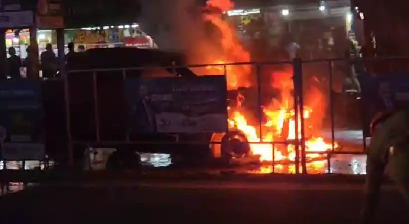 ഓടിക്കൊണ്ടിരുന്ന കാറിന് തീപിടിച്ചു കത്തിനശിച്ചു