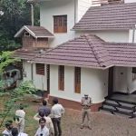 അമ്മയെ വീട്ടില്‍ നിന്ന് പുറത്താക്കി മകൻ; മകനെ പുറത്താക്കി വീട് അമ്മക്ക് നല്‍കി റവന്യൂ അധികൃതര്‍
