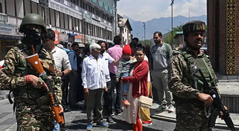 കശ്മീരിലെ മലയാളികള്‍ക്ക് സഹായം; കേരളത്തില്‍ കണ്‍ട്രോള്‍ റൂം തുറന്നു