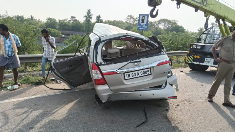 കാർ റോഡിലെ ബാരിക്കേഡിൽ ഇടിച്ചുകയറി അപകടം; മൂന്ന് പേർ മരിച്ചു