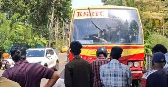 കെഎസ്‌ആര്‍ടിസി ബസ് നിയന്ത്രണം വിട്ട് പാഞ്ഞുകയറി; സൈക്കിളില്‍ വന്ന മൂന്ന് വിദ്യാര്‍ഥികള്‍ക്ക് പരുക്ക്