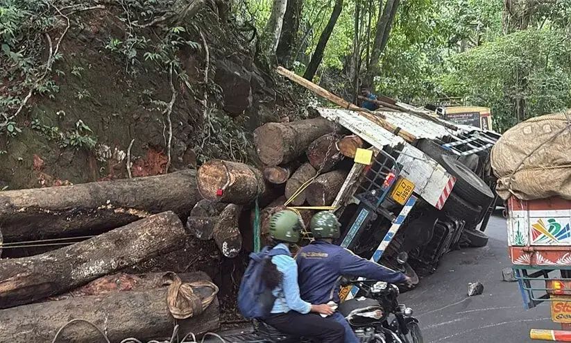 ലോറിയുടെ ടയര്‍ പൊട്ടി; താമരശ്ശേരി ചുരത്തില്‍ ഗതാഗതം സ്തംഭിച്ചു