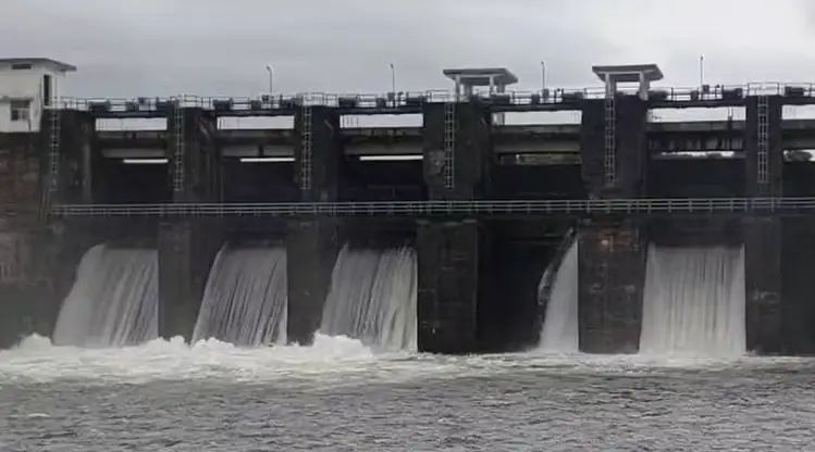 ഇടുക്കിയില്‍ മുന്നറിയിപ്പില്ലാതെ മലങ്കര ഡാമിന്റെ 5 ഷട്ടറുകള്‍ തുറന്നു