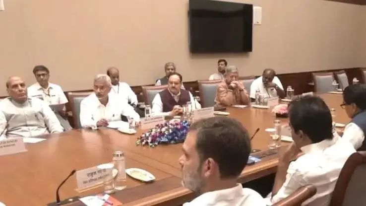 ഓപ്പറേഷന്‍ സിന്ദൂരില്‍ 100 തീവ്രവാദികള്‍ കൊല്ലപ്പെട്ടു; സര്‍വകക്ഷിയോഗത്തില്‍ കാര്യങ്ങള്‍ വിവരിച്ച്‌ കേന്ദ്രസര്‍ക്കാര്‍