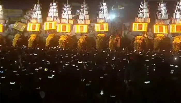 പൂരലഹരിയില്‍ മുങ്ങി തൃശൂര്‍; വര്‍ണവിസ്മയം തീര്‍ത്ത് കുടമാറ്റം