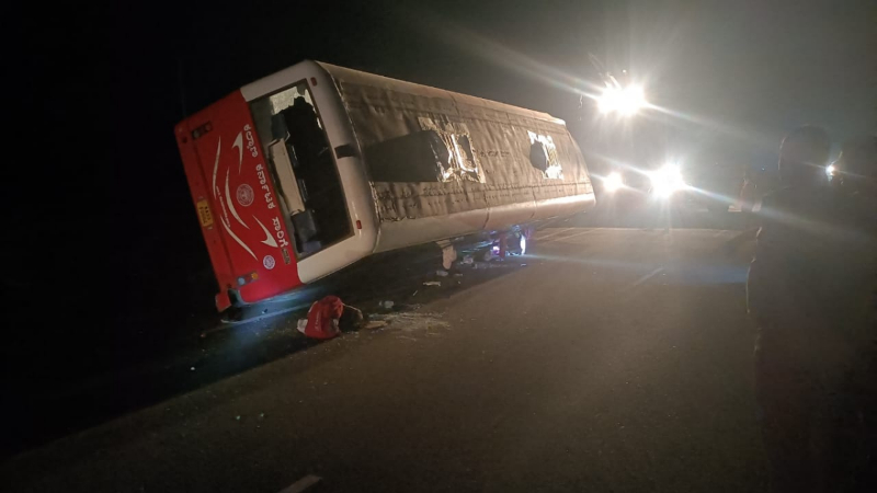 നിയന്ത്രണം വിട്ട ബസ് മറിഞ്ഞ് ഒരാൾ മരിച്ചു; നിരവധി പേർക്ക് പരുക്ക്