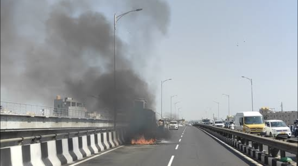 ഇലക്ട്രോണിക് സിറ്റി ഫ്ലൈഓവറിൽ വാഹനത്തിന് തീപിടിച്ചു