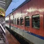 ട്രാക്കില്‍ തെങ്ങ് വീണു; ട്രെയിന്‍ സര്‍വീസുകള്‍ തടസപ്പെട്ടു
