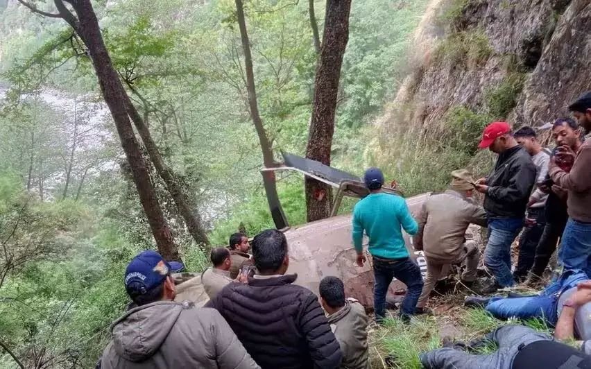 ഉത്തരാഖണ്ഡില്‍ ഹെലികോപ്റ്റര്‍ തകര്‍ന്നുവീണു; 5 വിനോദസഞ്ചാരികള്‍ക്ക് ദാരുണാന്ത്യം