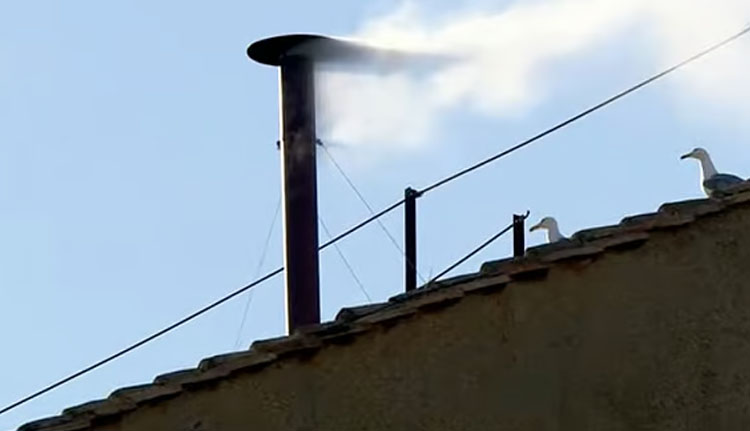 വെളുത്ത പുക ഉയര്ന്നു; പുതിയ മാര്പാപ്പയെ തിരഞ്ഞെടുത്തു