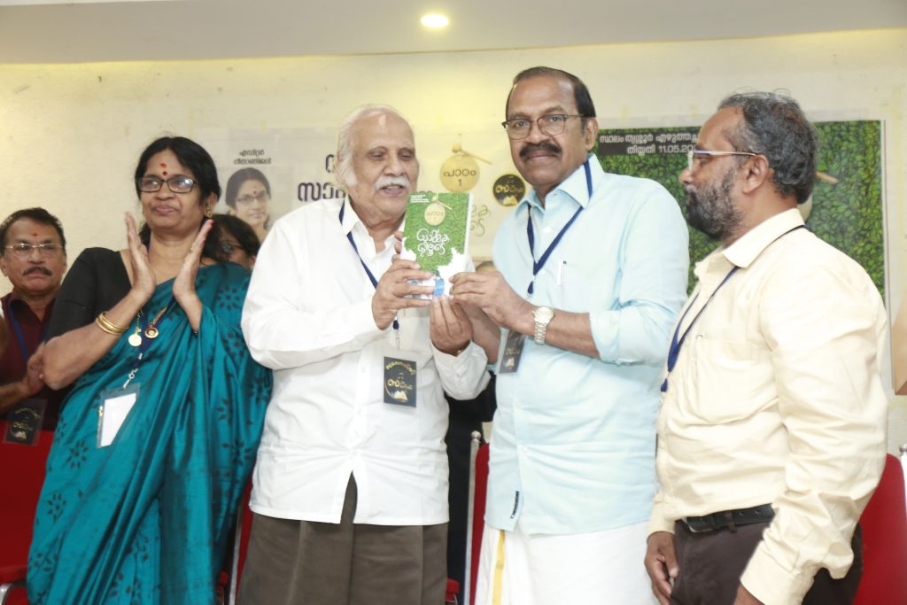 72 എഴുത്തുകാരുടെ വിദ്യാലയ ഓര്‍മ്മകള്‍ ‘പാഠം ഒന്ന് ഓർമ്മകളിലൂടെ’ പ്രകാശനം ചെയ്തു